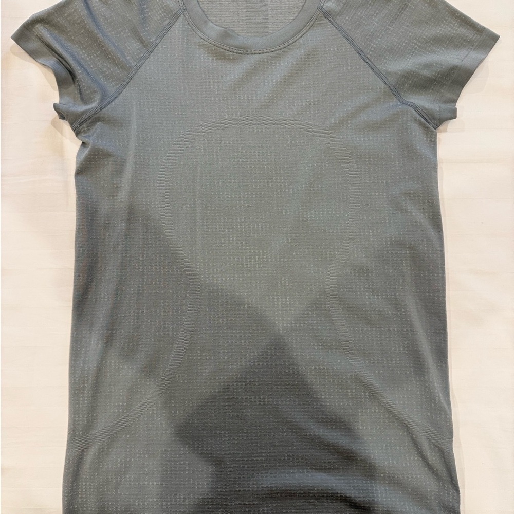 NWOT lululemon rhino grey swiftly tech hip length short sleeve